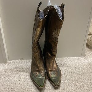 BCBG Girls Size 6.5 Western Metallic Cowboy Boots
